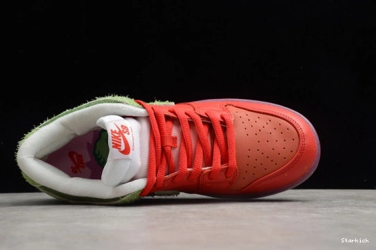 low"strawberry SB CW7093-601 cough" Dunk Nike 0108